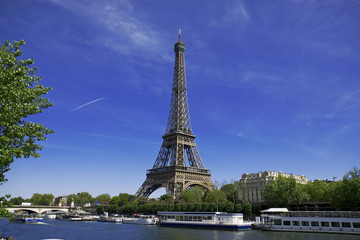 Fototapeta na wymiar Wieża Eiffla w Paryżu i barki