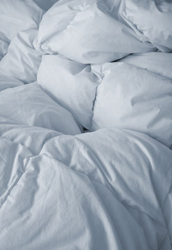 ropa de cama blanca (virada a azul)