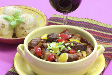 Gulasch mit Knödeln