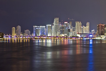 Fototapeta na wymiar Downtown Miami nocy widok budynków i most