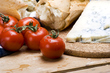 Vine tomatoes and blue cheese