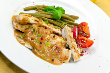 Gegrillte Fleischscheiben mit Soße