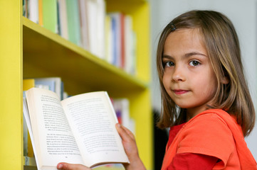 fillette à la bibliothèque