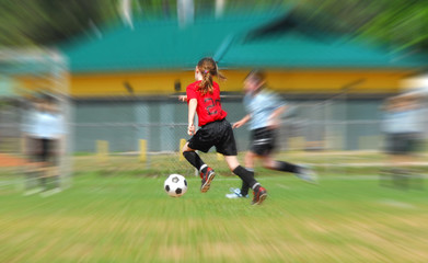 Obraz premium Young girl playing soccer