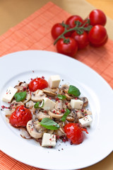 Salat mit Champignons,Tomaten und Käse