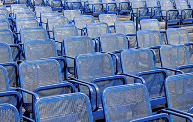 Fototapeta premium sedie di metallo allineate