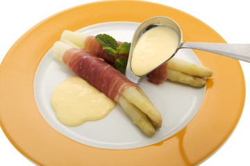 weisser Spargel mit Parmaschinken und Sauce Hollondaise