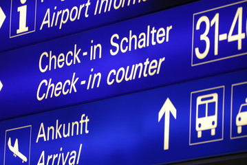 Obraz premium Hinweisschild Flughafen