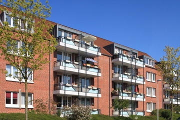 Wohnhaus im Grünen, Balkone, Hausfassade, Kiel, Deutschland