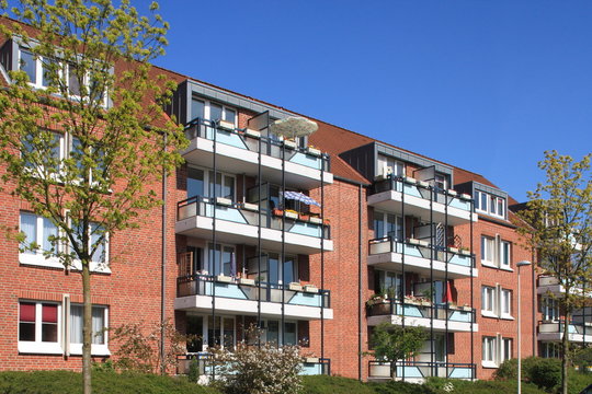 Wohnhaus im Gr&uuml;nen, Balkone, Hausfassade, Kiel, Deutschland