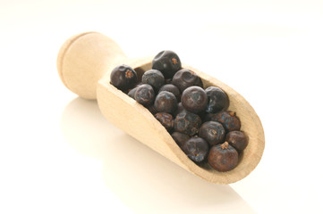 Wacholderbeeren in einer Holzschaufel