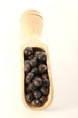 Wacholderbeeren in einer Holzschaufel