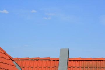 Dach unter blauem Himmel