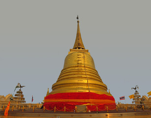 Fototapeta premium gold mount tower bangkok thailand