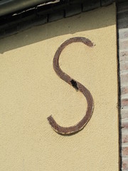 Renfort de mur en forme de "S".