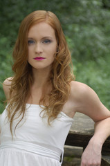 Naklejka premium mädchen im wald