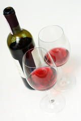 flasche rotwein und zwei gläser