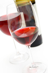 flasche rotwein und zwei gläser