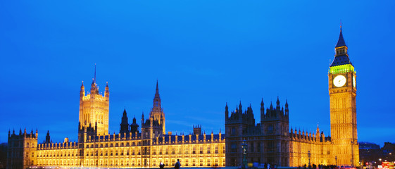 Fototapeta na wymiar domy parlamentu w Londynie