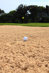 golf ball im sandbunker
