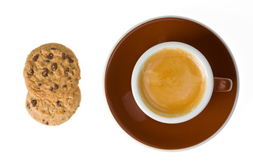 Espresso und Kekse  isoliert auf weißem Hintergrund