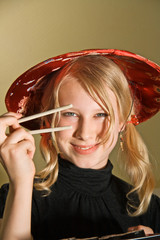 alexa mit ess-stäbchen