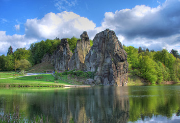Externsteine, Nordansicht mit Wembecketeich