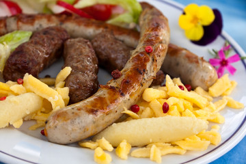 Bratwurst  mit Nudeln,Salat