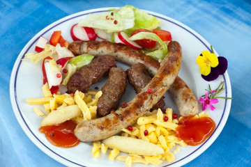 Bratwurst  mit Nudeln,Salat