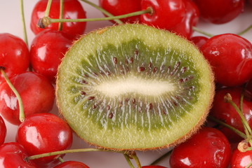 kiwi i wiśnie © Krzysztof Budziakows
