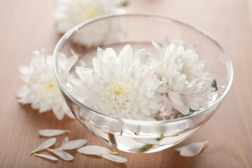 Fototapeta na wymiar white flowers floating in bowl. spa background
