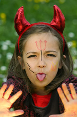 petit diable se réchauffant les mains