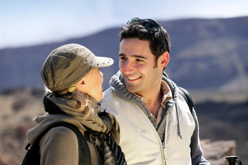 couple en randonnée souriants