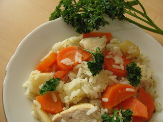 Gemüsepfanne mit Reis und Hühnchen