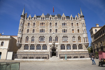 Fototapeta na wymiar Casa Botines przez Gaudiego. Leon, Hiszpania