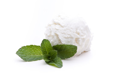 Eine Eiskugel mit einem Blatt Minze