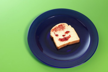 panino con marmellata - faccia sorridente
