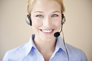 freundliche frau telefoniert mit headset in büro