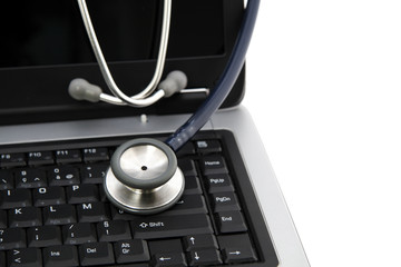 Stéthoscope posé sur un clavier de portable