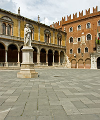 Fototapeta na wymiar Dante Alighieri Statua, Werona