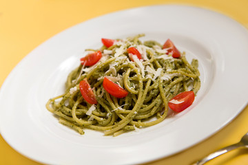 Spaghetti with basil pesto and tomatoes