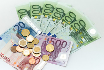 Euroscheine und Münzen