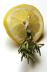 Fetta di limone con rosmarino