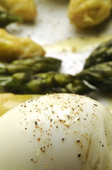 Uovo sodo con asparagi misti