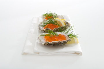 Keta_kaviar_in_Austernschale