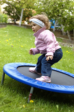 kind mit trampolin