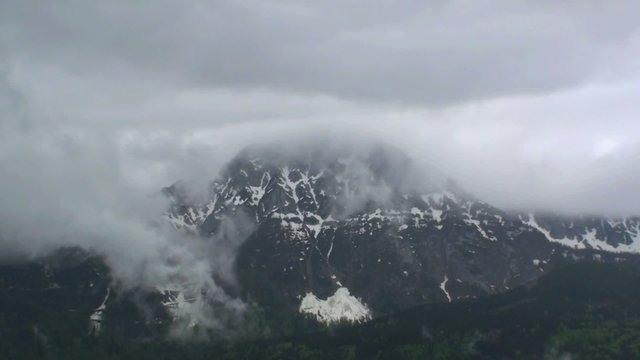 berggipfel in den wolken