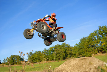 Saut en quad dans le Sud-Ouest. © thieury