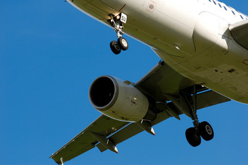 jet in fase di atterraggio