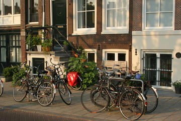 Fototapeta na wymiar biciclette sul marciapiede